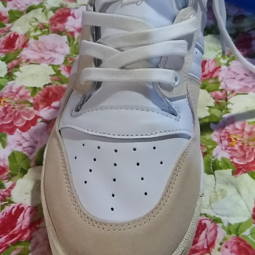 Adidas - Picture 3 of 5